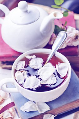 taze çay bardağı kitaplarla closeup görünümü