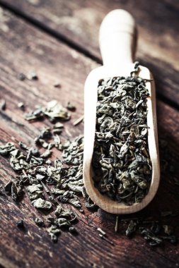 tahta kaşık kuru çay tam görünümünü closeup rustik masa üzerinde bırakır
