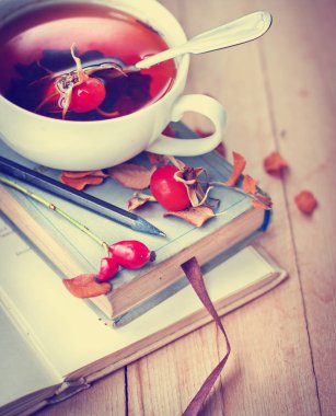 taze çay bardağı kitaplarla closeup görünümü