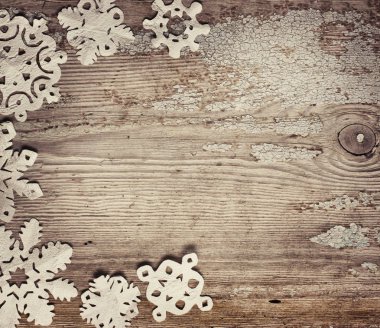 ahşap masa üzerinde kar taneleri ile Noel arka plan üstten görünüm