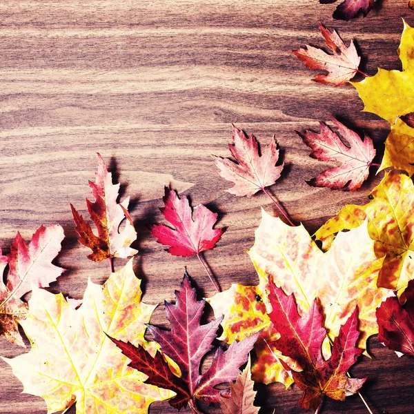 Widok Góry Jesiennych Liści Drewnianym Stole — Zdjęcie stockowe