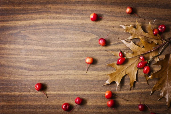 木桌上的秋叶和浆果的顶部视图 — 图库照片