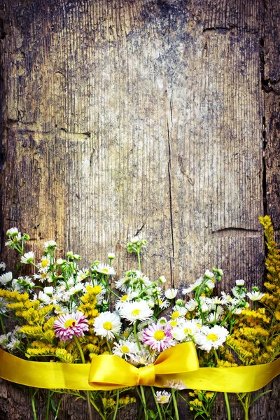 明亮的田野花卉与丝带在木背景 — 图库照片
