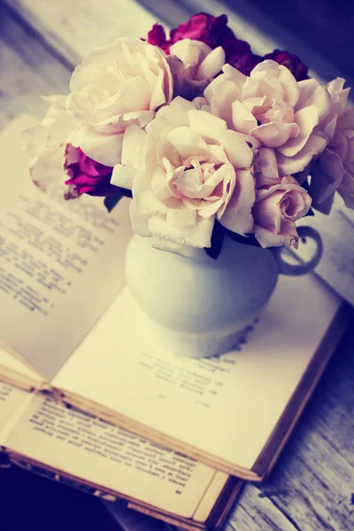 Красивые Розы Вазе Винтажном Стиле — стоковое фото