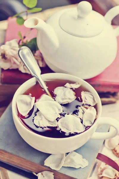 Detailní Pohled Šálek Čerstvého Čaje Knihami Soubory Cookie — Stock fotografie