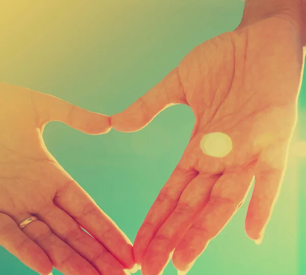 Vrouwelijke Hands Aanduiding Hart Teken Tegen Duidelijke Blauwe Hemel — Stockfoto