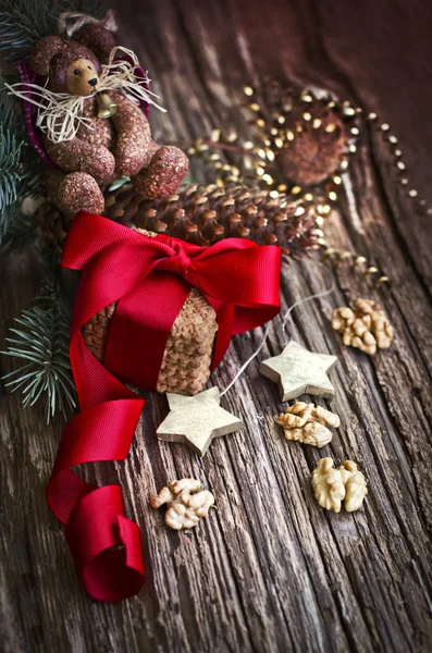 木の表面にクルミとのクリスマスの装飾 — ストック写真