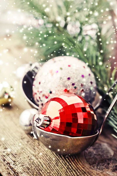 Glänzender Weihnachtsschmuck Mit Schöpfkelle Auf Holzoberfläche — Stockfoto