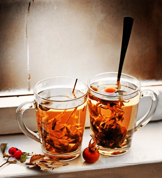 Nahaufnahme Von Frischen Teetassen Mit Kräutern Fenster — Stockfoto