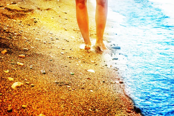 沙滩上女性裸脚的低角度观 — 图库照片