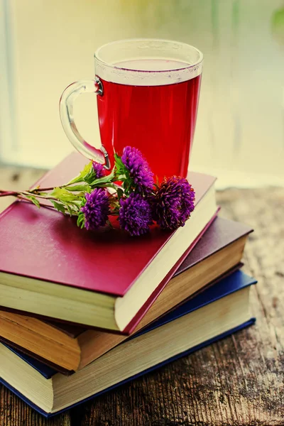 Taze Çay Bardağı Kitaplarla Closeup Görünümü — Stok fotoğraf