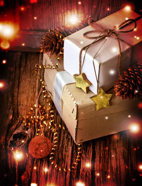 Vue Rapprochée Des Cadeaux Noël Emballés Avec Des Décorations Vacances — Photo