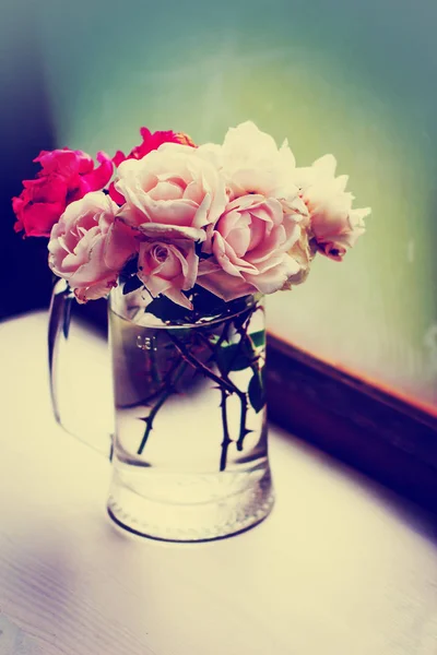 在窗台上的花瓶粉红色和红色牡丹玫瑰 — 图库照片