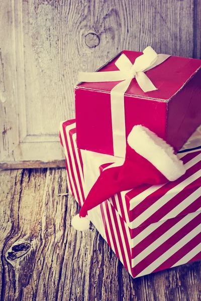 Vista Primer Plano Los Regalos Navidad Envueltos Con Decoraciones Navideñas —  Fotos de Stock