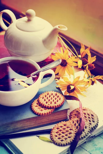 Detailní Pohled Šálek Čerstvého Čaje Knihami Soubory Cookie — Stock fotografie