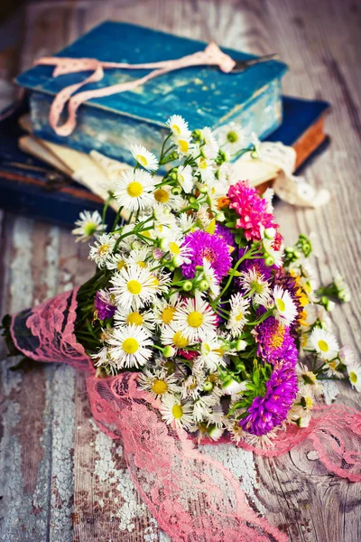 Bouquet Fleurs Sauvages Sur Table Bois Minable Avec Livres Vintage — Photo