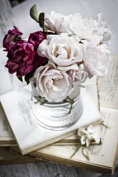 Ramo Rosas Frasco Vidrio Libros Abiertos Sobre Mesa Madera —  Fotos de Stock