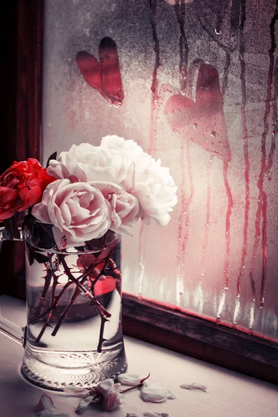 在窗台上的花瓶粉红色和红色牡丹玫瑰花束 — 图库照片