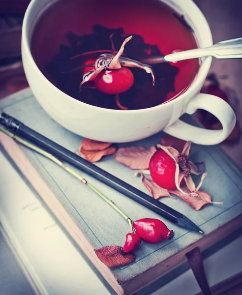 Vue Rapprochée Tasse Thé Frais Avec Des Livres — Photo