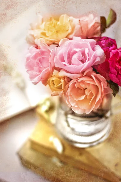 Vértes Kilátás Gyönyörű Rózsák Vázában Vintage Stílusban — Stock Fotó