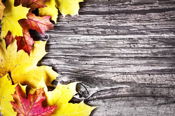 Erhöhter Blick Auf Herbstblätter Auf Holztisch — Stockfoto