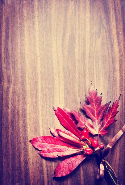 Υπερυψωμένη Θέα Φθινόπωρο Φύλλα Στο Ξύλινο Τραπέζι — Φωτογραφία Αρχείου