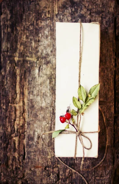 Handgemaakte Geschenkdoos Met Rose Hip Bessen Houten Achtergrond — Stockfoto