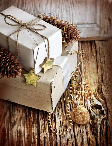 Close Beeld Van Verpakte Kerstcadeaus Met Decoraties Voor Feestdagen — Stockfoto