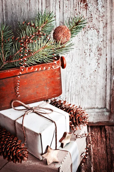 Крупный План Завернутых Рождественских Подарков Праздничными Украшениями — стоковое фото