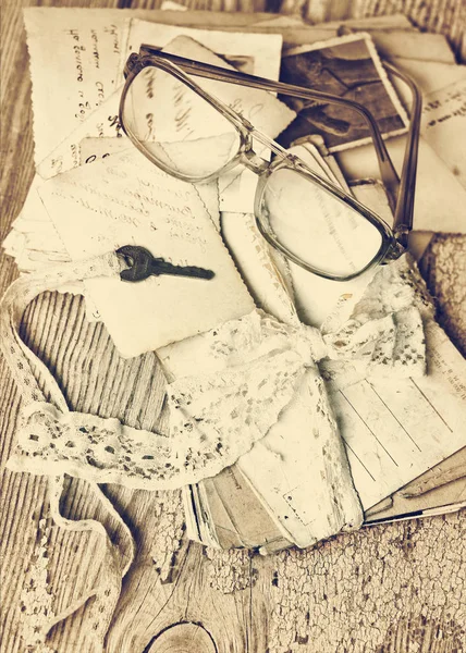Vintage Grungy Γράμματα Κορδέλα Δαντέλα Γυαλιά Και Κλειδί — Φωτογραφία Αρχείου