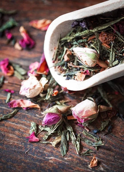 tahta kaşık kuru çay yaprakları ve yaprakları rustik masa üzerinde tam görünümünü portre