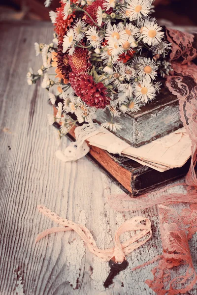 Detailní Pohled Přírodní Divoké Květiny Kytice Nad Knihami Dřevěný Povrch — Stock fotografie