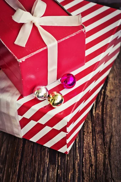 Close Beeld Van Verpakte Kerstcadeaus Met Decoraties Voor Feestdagen — Stockfoto