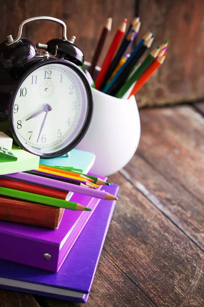 ahşap masa portre görünümü farklı okul malzemeleri