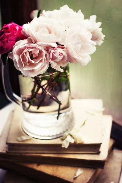 Boeket Rozen Een Glazen Pot Boeken Houten Tafel — Stockfoto