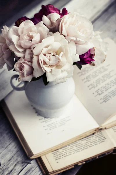 复古风格的花瓶中的美丽玫瑰 — 图库照片