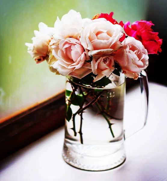 Buquê Rosas Peônia Rosa Vermelha Vaso Peitoril Janela — Fotografia de Stock