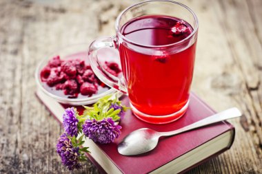 taze çay bardağı kitaplarla closeup görünümü
