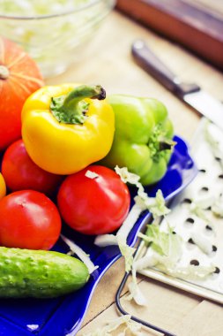 sebzelerin üzerine ahşap masa ile plaka closeup görünümü