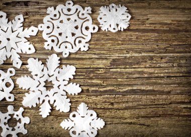 ahşap masa üzerinde kar taneleri ile Noel arka plan üstten görünüm