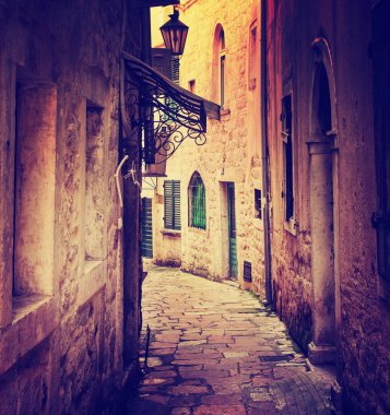 grunge renklerde vintage tuğla binalar arasında dar sokak