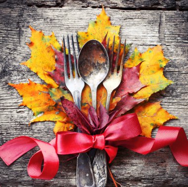 Şükran günü tablo ayarı kavram ahşap masa üzerinde üstten görünüm