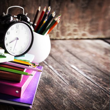 ahşap masa portre görünümü farklı okul malzemeleri