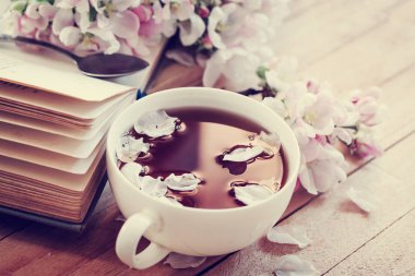 closeup görünümü ile kitap ve yaprakları taze çay Kupası