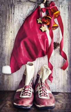 ahşap arka plan christmas süsler ile eski deri çizmeler ve santa şapka