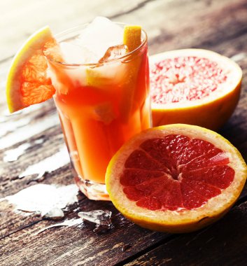 Greyfurt limonata ahşap masa üzerinde buzlu cam