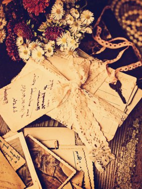 Vintage eski kağıtları zarif dantel kurdele, çiçek ve anahtar 