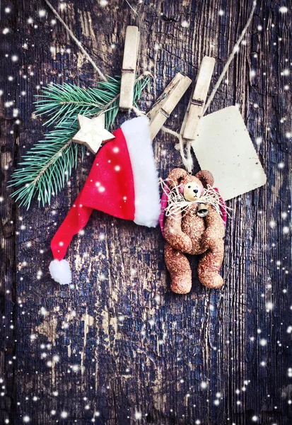 Weihnachtsdekoration Mit Bärenfigur Und Weihnachtsmütze Auf Holzgrund — Stockfoto