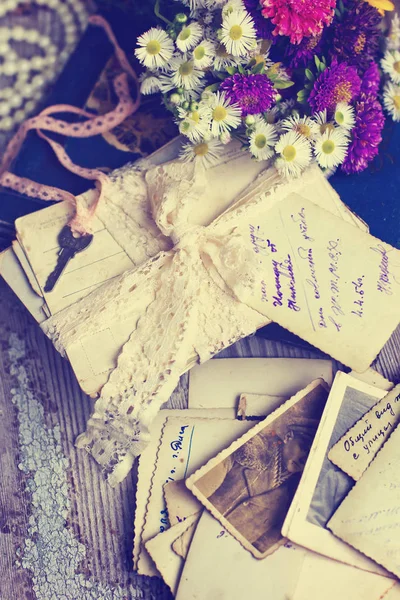 复古的脏纸与优雅的花边丝带 花朵和钥匙 — 图库照片