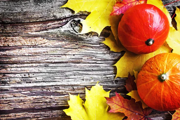 木桌上的秋叶和南瓜的最高视图 — 图库照片